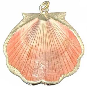 Sacred Shell Pendant – Divine Feminine Energy – Gold-Edged